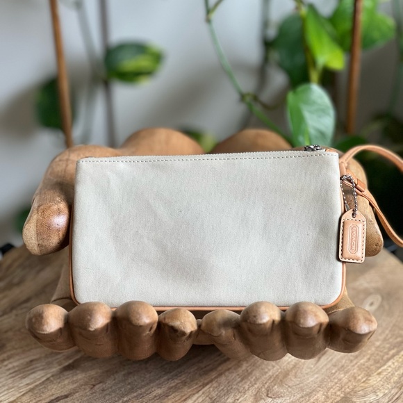 Coach SoHo Hampton Wristlet in Beige Canvas EUC - Picture 2 of 12